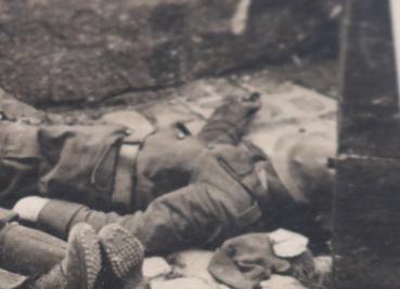 Preview: altes Foto - gefallene Soldaten nach Häuserkampf - Frankreich ? Belgien ?